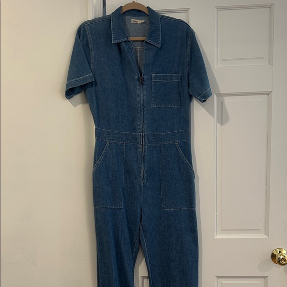 Like New Faherty Linen Denim Jumpsuit size 8 - Picture 2 of 4